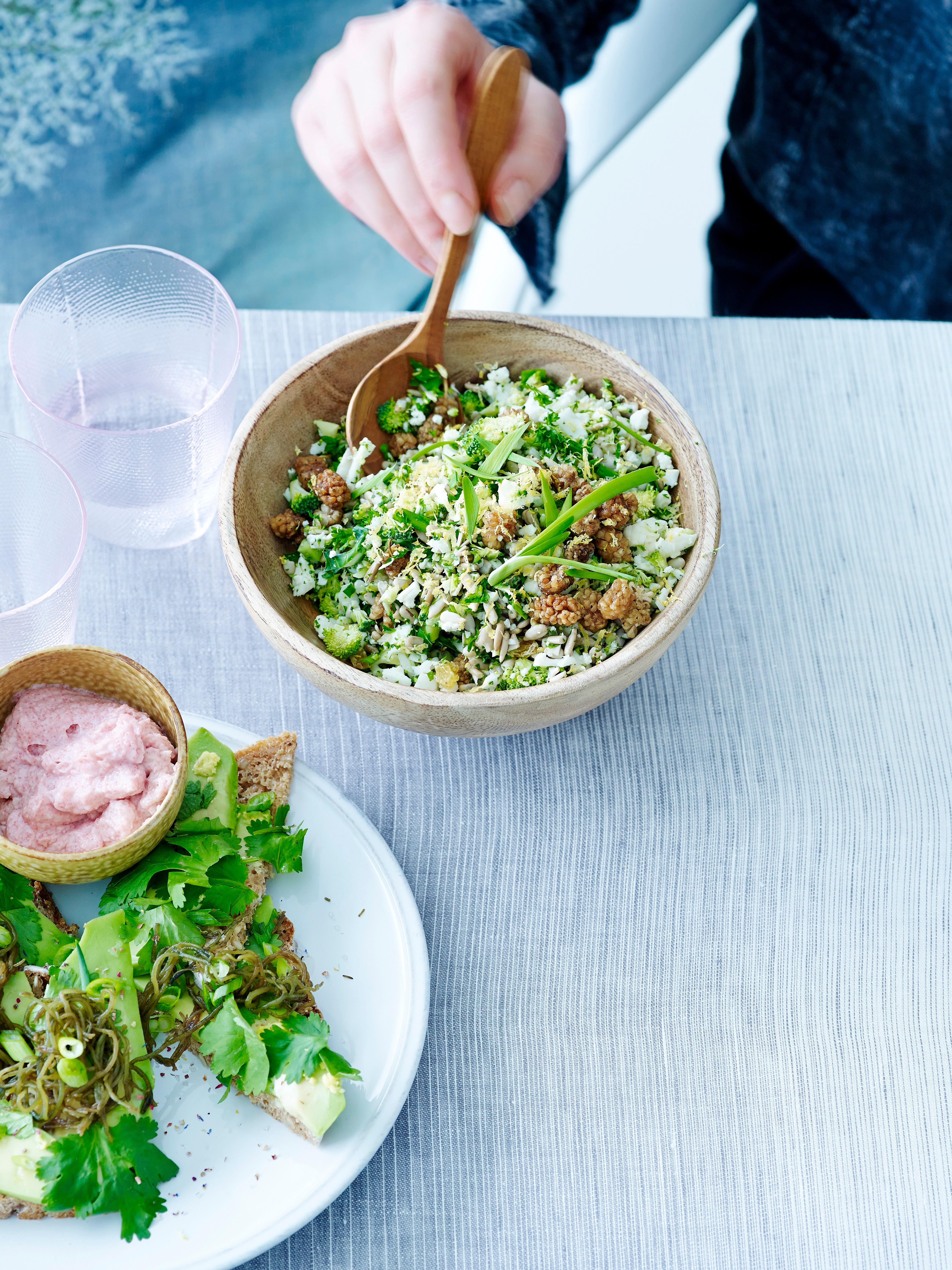 Supercrunchy salade van bloemkool & broccoli